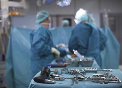 Ginecologista acusado de esquecer celular no corpo de paciente durante o parto